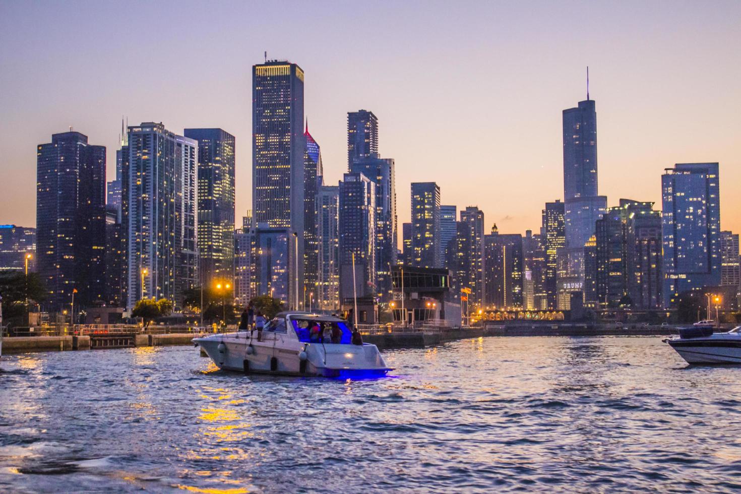 Chicago, Illinois 2016 - Innenstadt bei Twilight Architectural Cruise Tour foto