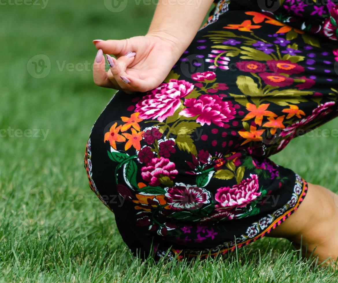 Nahaufnahme einer Frau, die Yoga praktiziert foto