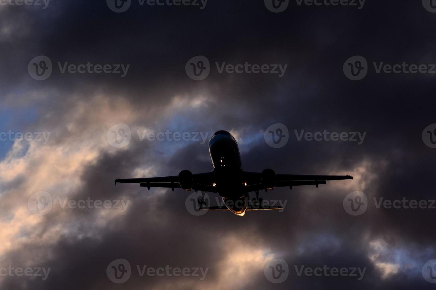 Flugzeug fliegend Über das wolkig Himmel foto