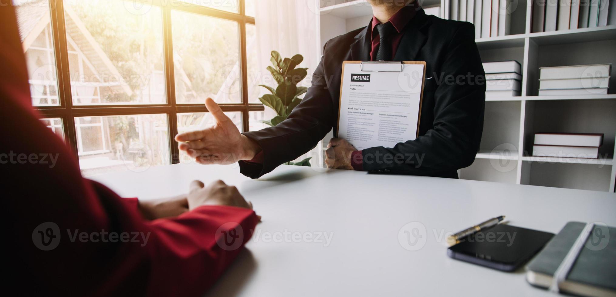 schließen oben Aussicht von Job Interview im Büro, Fokus auf fortsetzen Schreiben Tipps, Arbeitgeber Überprüfung gut Lebenslauf von bereit erfahren Antragsteller, Werber in Anbetracht Anwendung, Std Manager Herstellung Einstellung Entscheidung foto