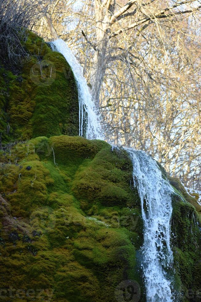 groß Kaskade von das wachsend Wasserfall im das Eifel, Dreimühlenwasserfall foto