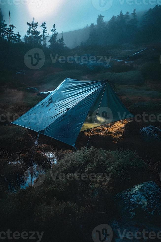 Wildnis Überleben. Bushcraft Zelt unter das Plane im schwer Regen, Umarmen das Ausruhen von Dämmerung. ein Szene von Ausdauer und Elastizität foto