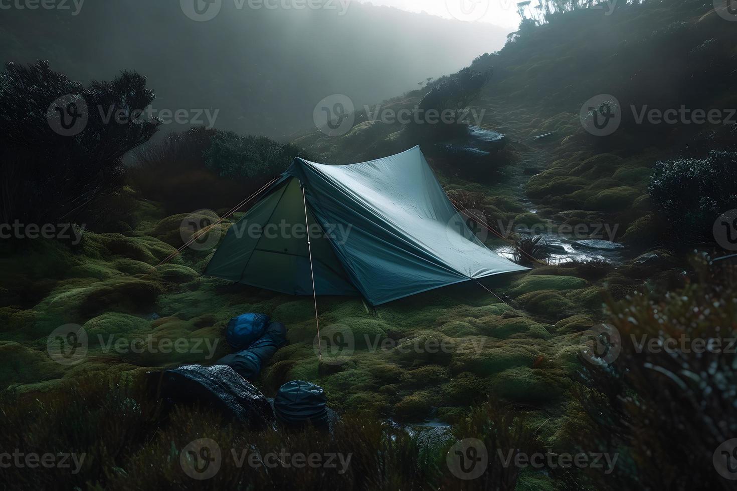 Wildnis Überleben. Bushcraft Zelt unter das Plane im schwer Regen, Umarmen das Ausruhen von Dämmerung. ein Szene von Ausdauer und Elastizität foto