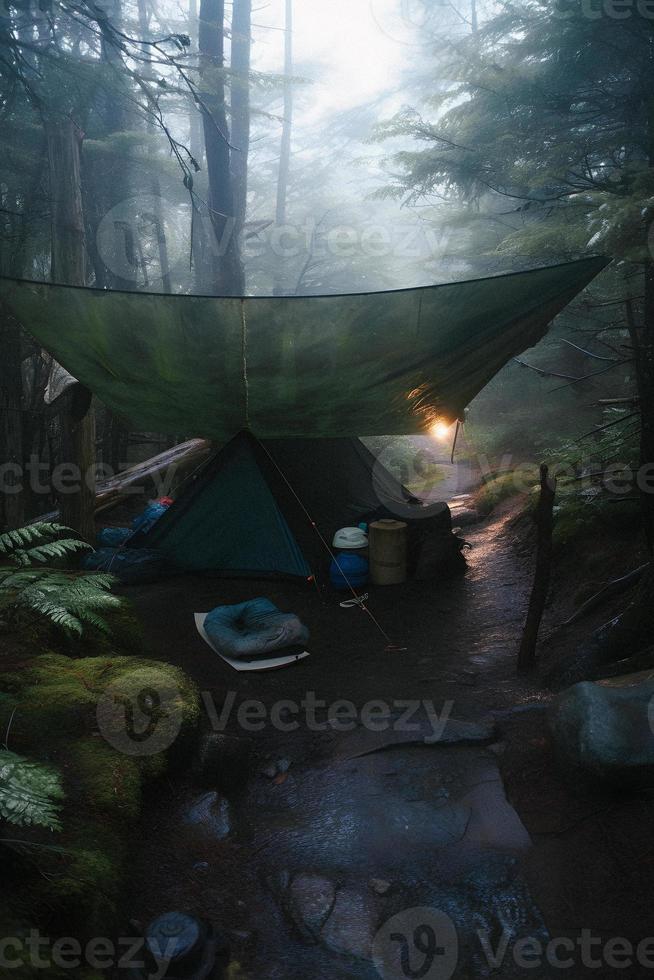 Wildnis Überleben. Bushcraft Zelt unter das Plane im schwer Regen, Umarmen das Ausruhen von Dämmerung. ein Szene von Ausdauer und Elastizität foto