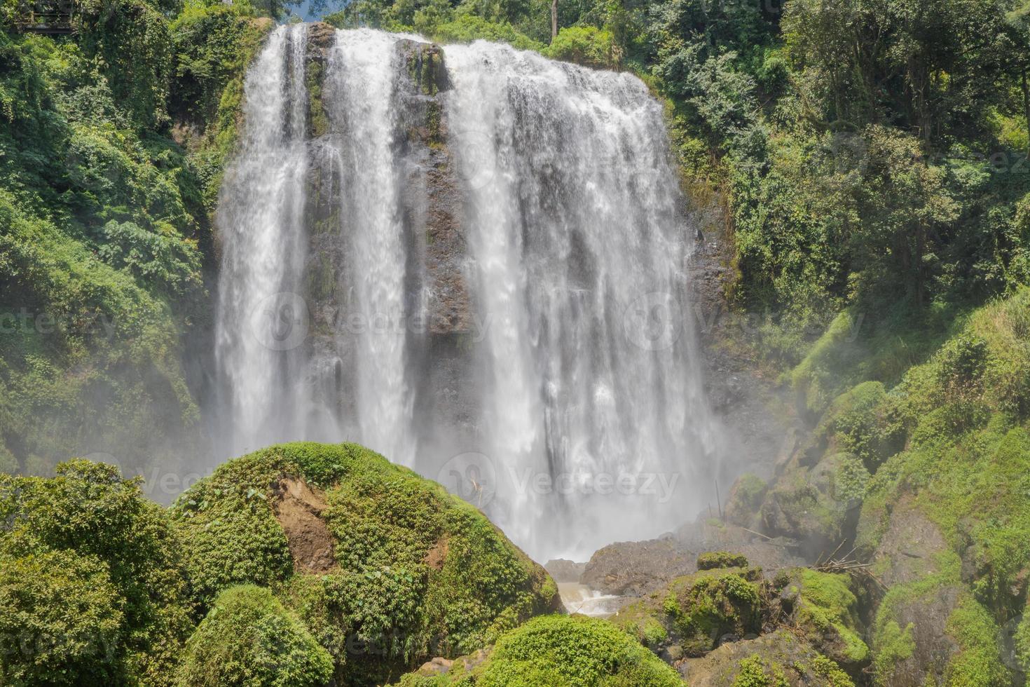 Landschaft Foto von großartig Wasser fallen auf das Reise Ziel Semarang zentral Java. das Foto ist geeignet zu verwenden zum Abenteuer Inhalt Medien, Natur Poster und Wald Hintergrund.