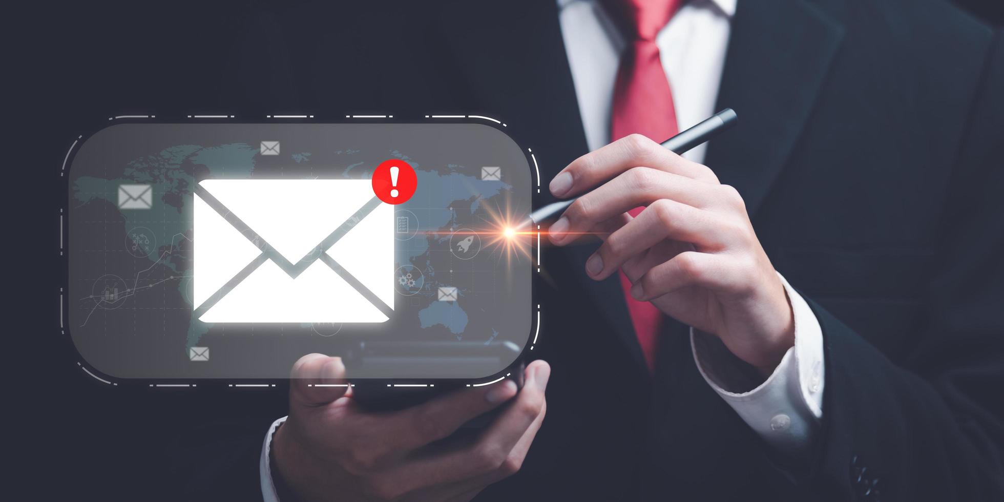 Mann liest E-Mail vom Smartphone, E-Mail-Marketing und Newsletter-Konzept, digitale Kommunikation mit E-Mail-Nachrichten, Senden und Empfangen von Nachrichten online mit dem E-Mail-Symbol foto