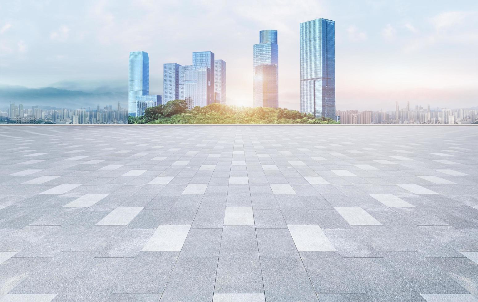 unbemannt Backstein Platz mit Panorama- Horizont Hintergrund von Stadt die Architektur foto