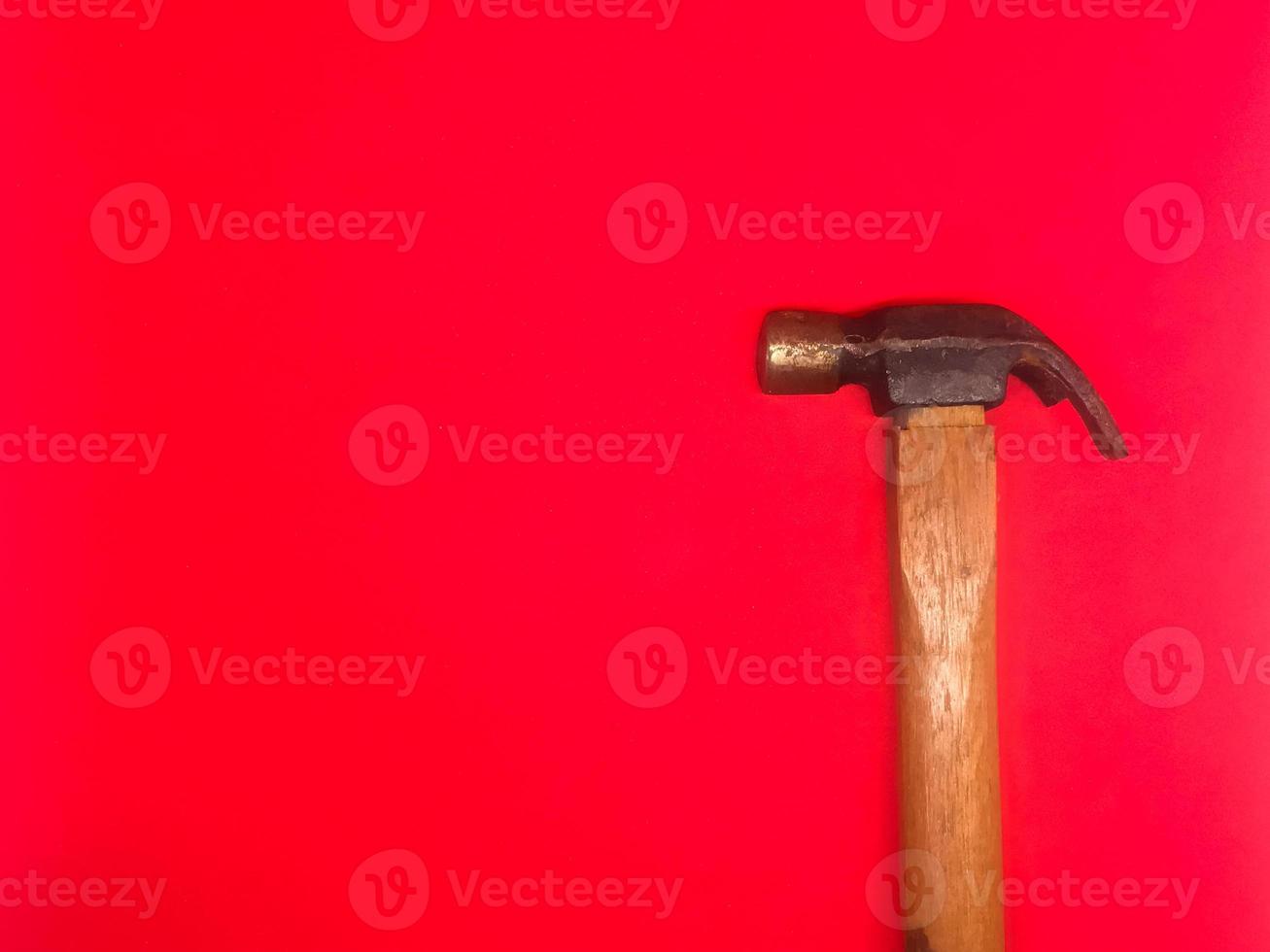 isoliert Hammer mit rot Hintergrund foto