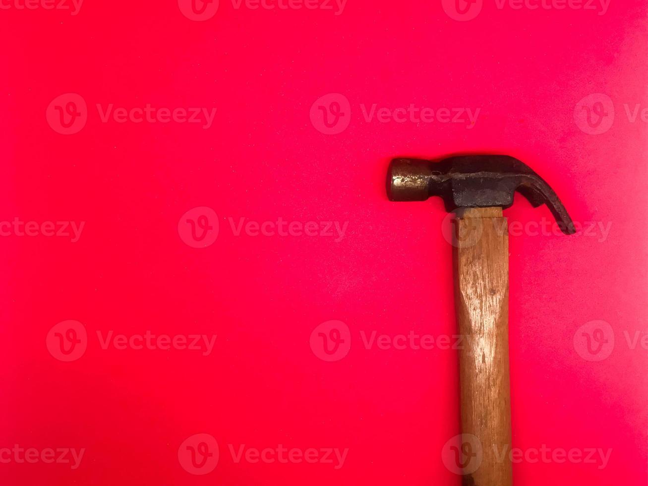 isoliert Hammer mit rot Hintergrund foto