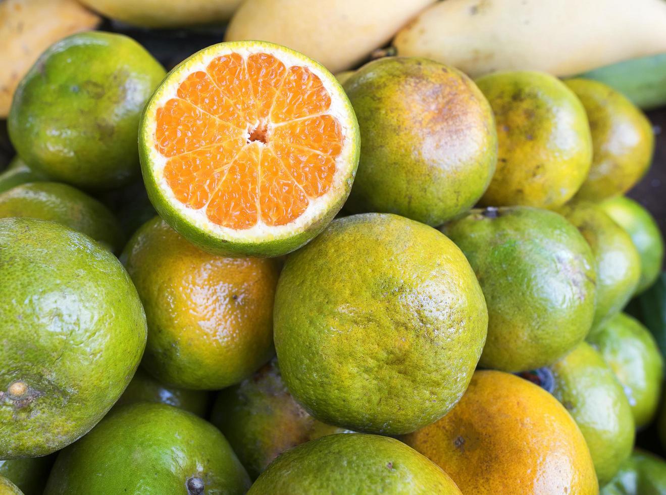 Orangen in einem thailändischen Markt foto