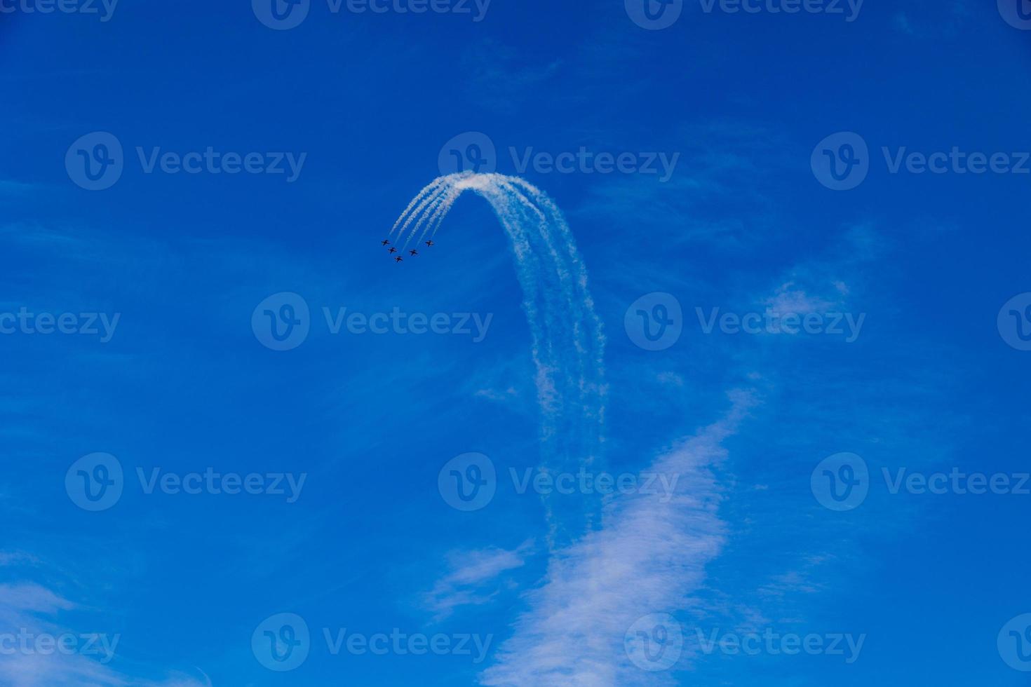 Flug von fünf Cessna Flugzeuge Über alicante Rauch Spanisch Flagge gegen das Blau Himmel foto