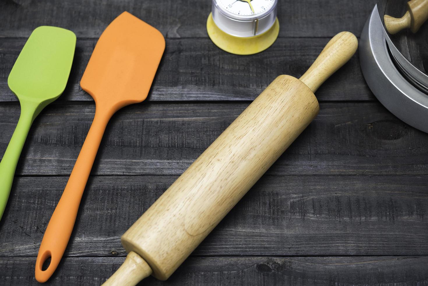 Bäckerei und Kochutensilien mit Küchenuhr auf einem Holztisch foto