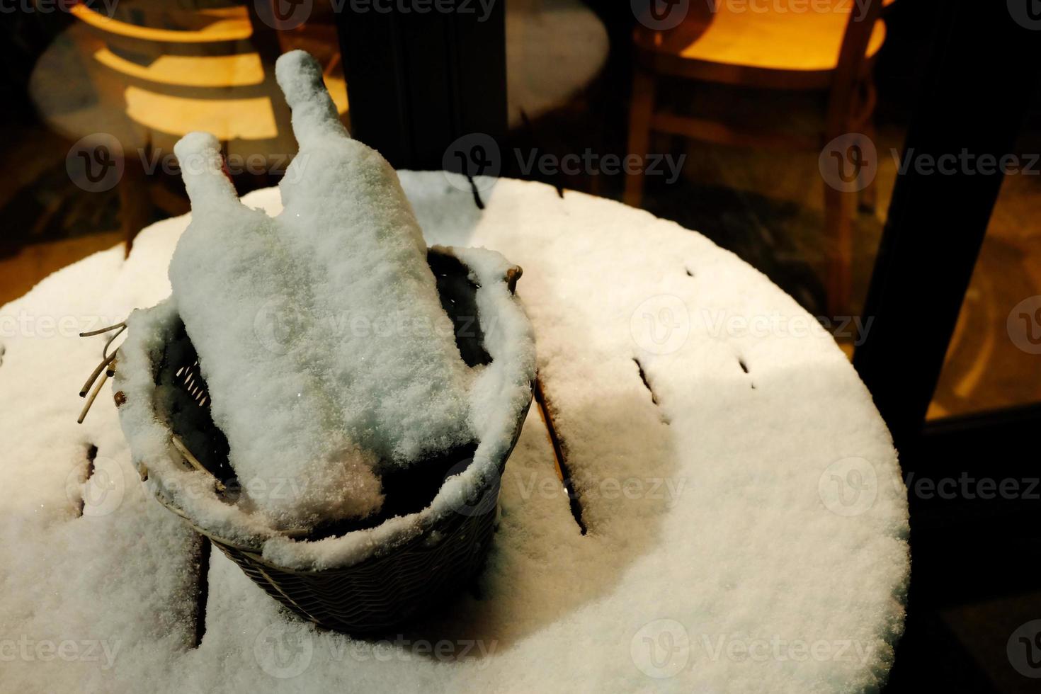 schneebedeckt Wein Flaschen im das Winter Nacht. foto