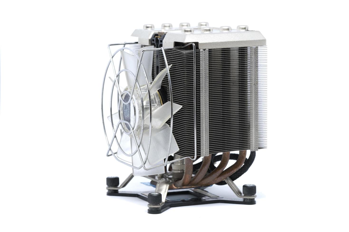 Kühler CPU-Lüfter mit Kühlkörper und Kabel isoliert auf weißem Hintergrund foto