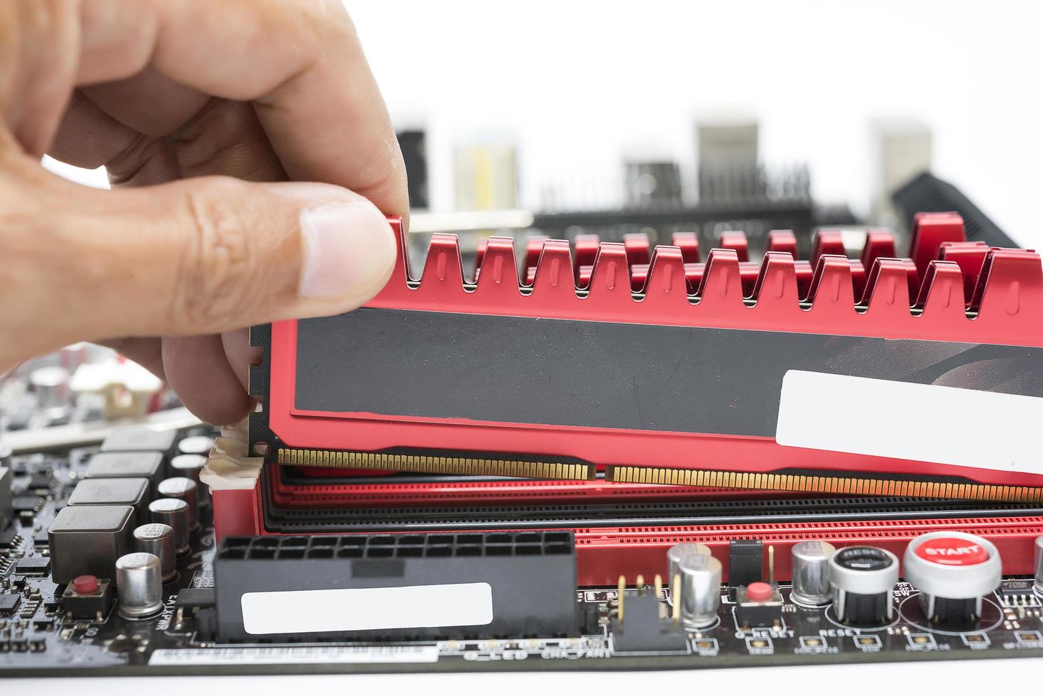 Nahaufnahme der Hand Installation eines Hochleistungs-DDR3-RAM in einem Motherboard foto