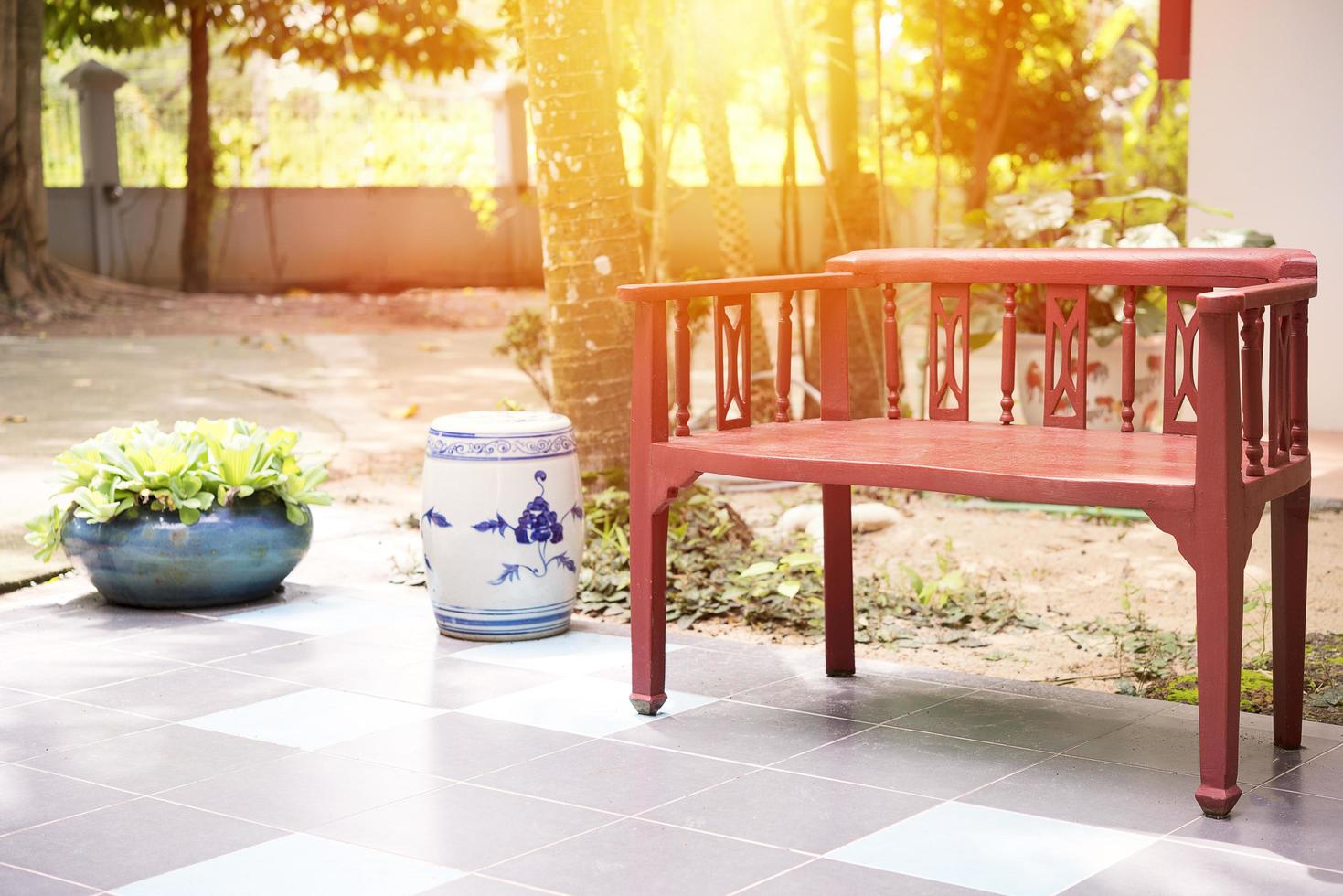 roter klassischer Sessel im chinesischen Stil in einem Garten foto