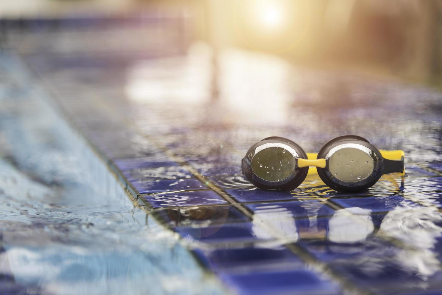 Schutzbrille an der Seite eines Schwimmbades foto