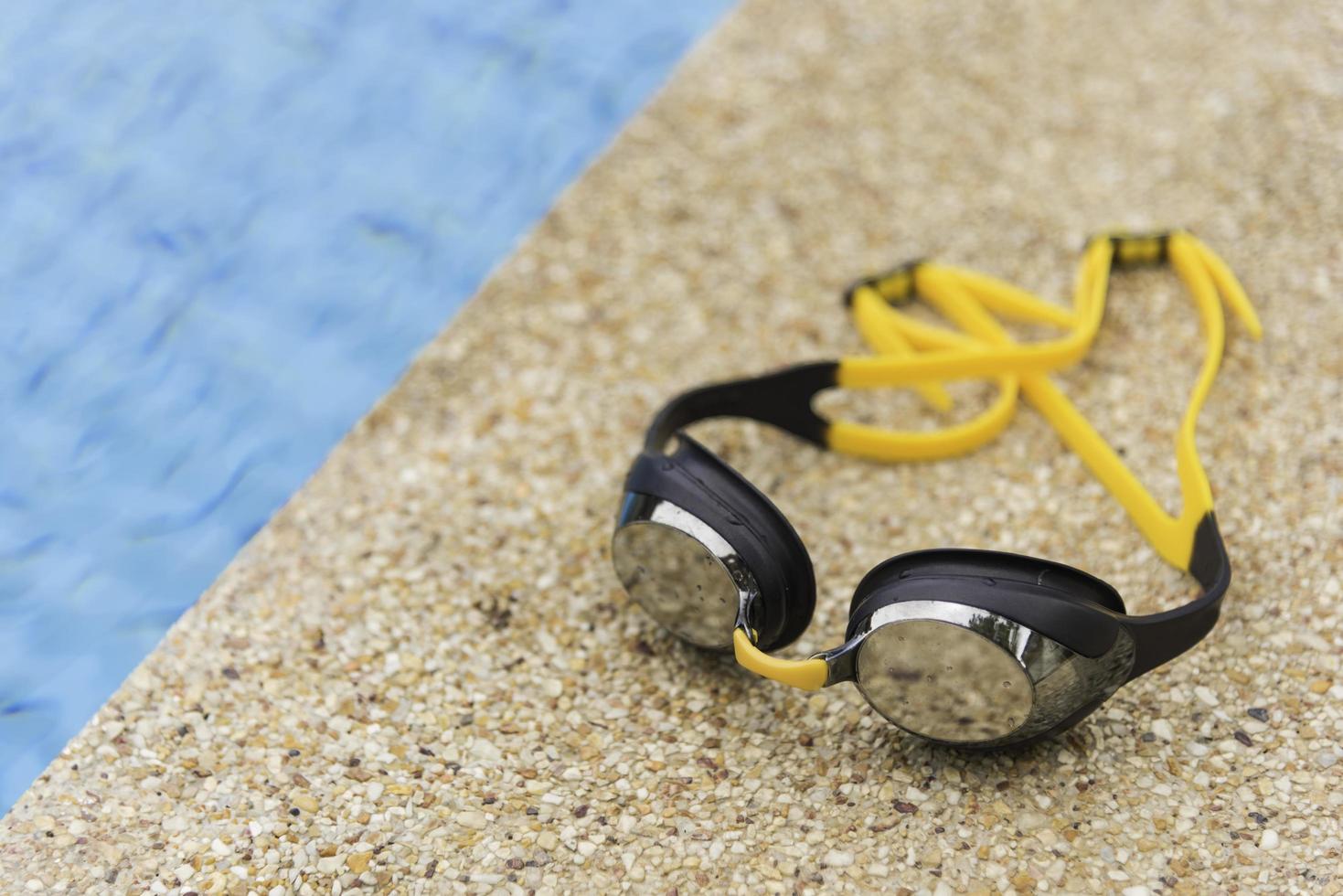 Schutzbrille an der Seite eines Schwimmbades foto