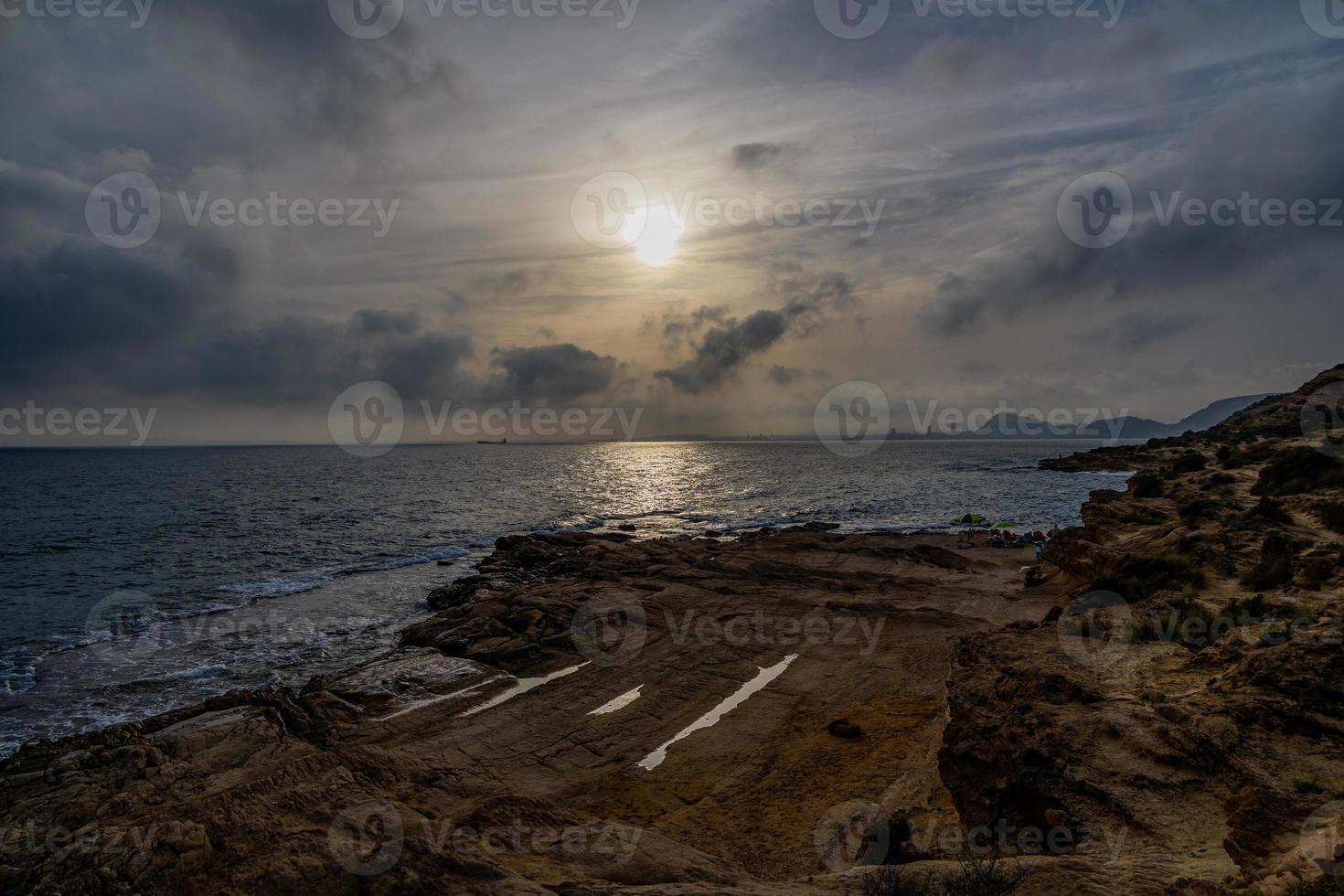 Landschaft von das direkt am Meer von alicante Spanien auf ein warm sonnig Herbst Tag foto