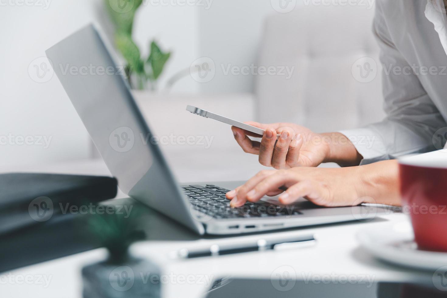 Sozial Medien Tag Konzept. weiblich Freiberufler beginnend Arbeiten Tag früh im Leben Zimmer zum Webseite mit Smartphone. Geschäftsfrau Arbeiten im Zuhause Büro. Frau kommunizieren mit online Technologie. foto