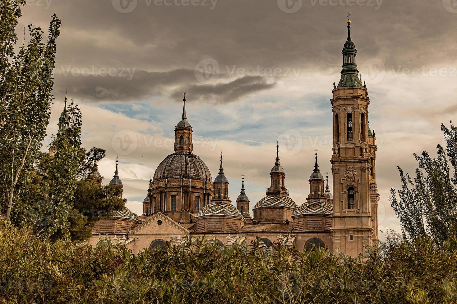 Landschaft von das Spanisch Stadt von Saragossa mit Basilika und Bäume foto