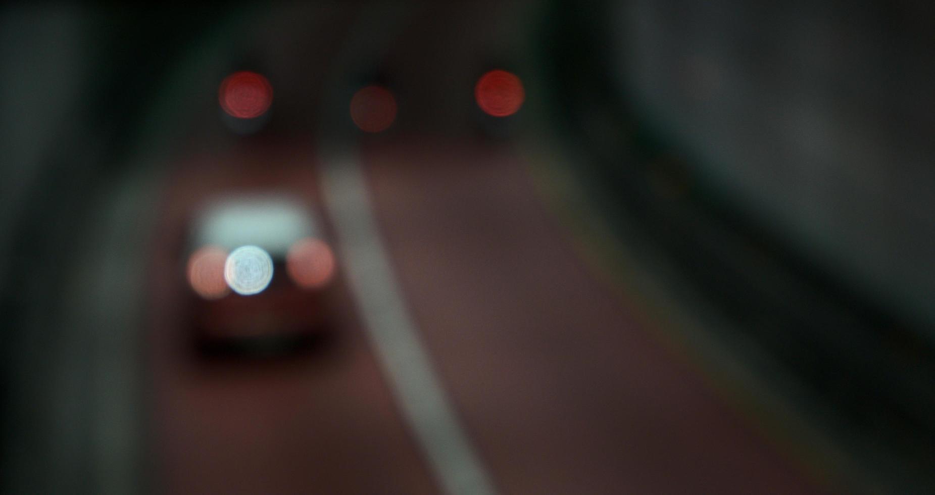 verschwommenes Auto, Motorräder, die nachts durch den Tunnel in einer Stadt fahren foto