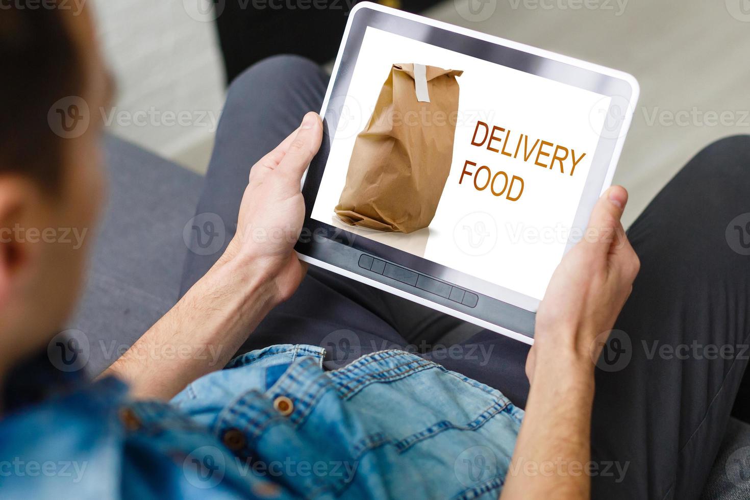 online und Internet Essen Lieferung Konzept mit ein Digital Tablette foto