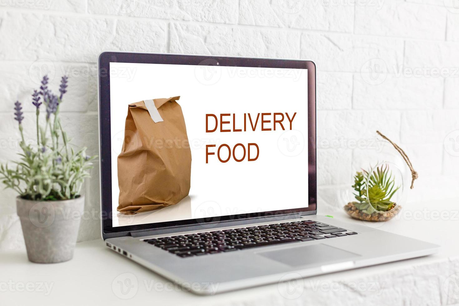 bestellen Essen Lieferung online durch Laptop, Essen Lieferung schnell foto
