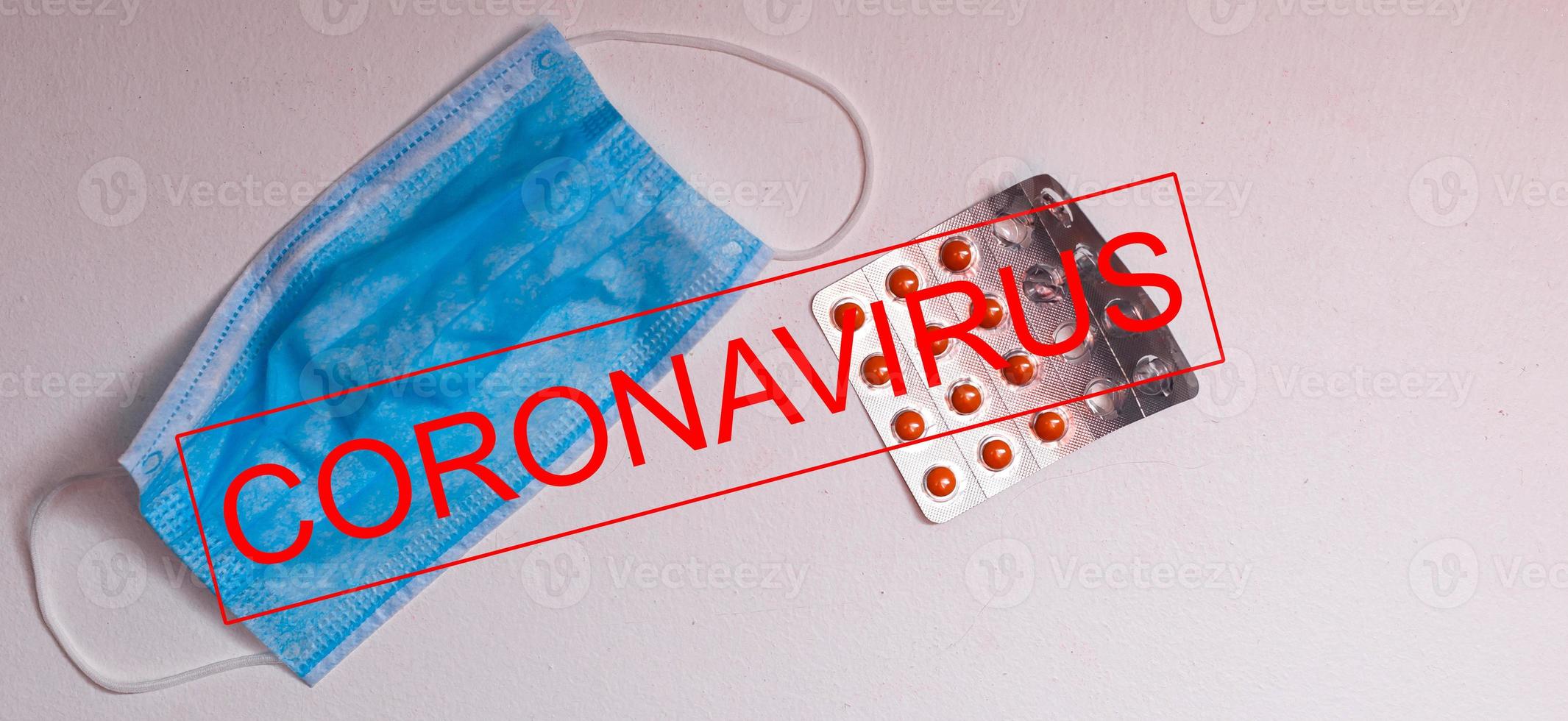 Roman Coronavirus Krankheit 2019-ncov geschrieben. viele Tabletten und Stethoskop. foto