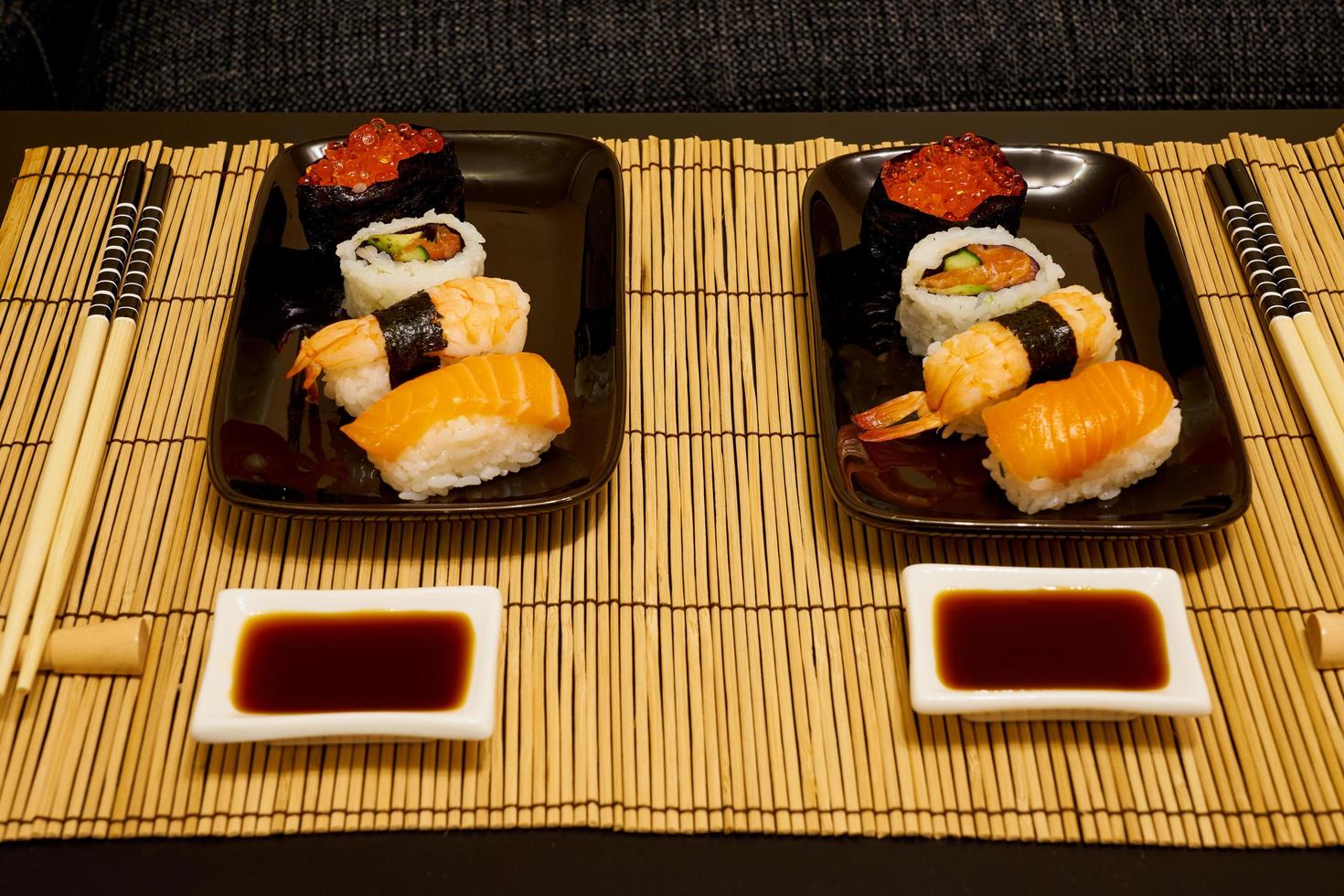 zwei Sushi-Teller foto