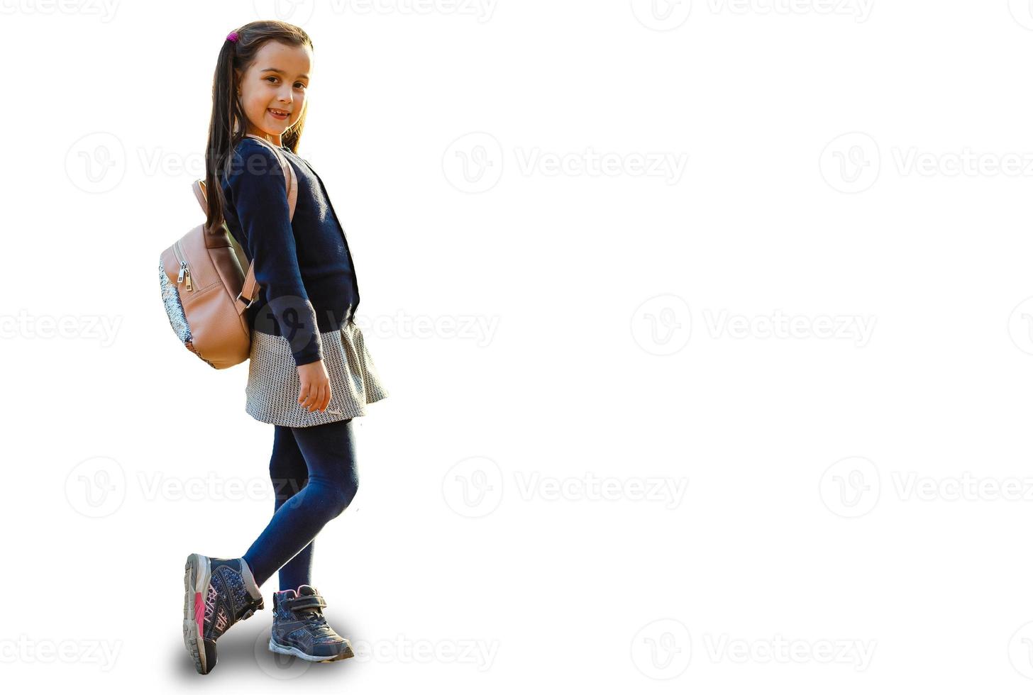 süß Sieben Jahr alt gemischt Rennen Schule Mädchen Gehen isoliert auf Weiß Hintergrund foto