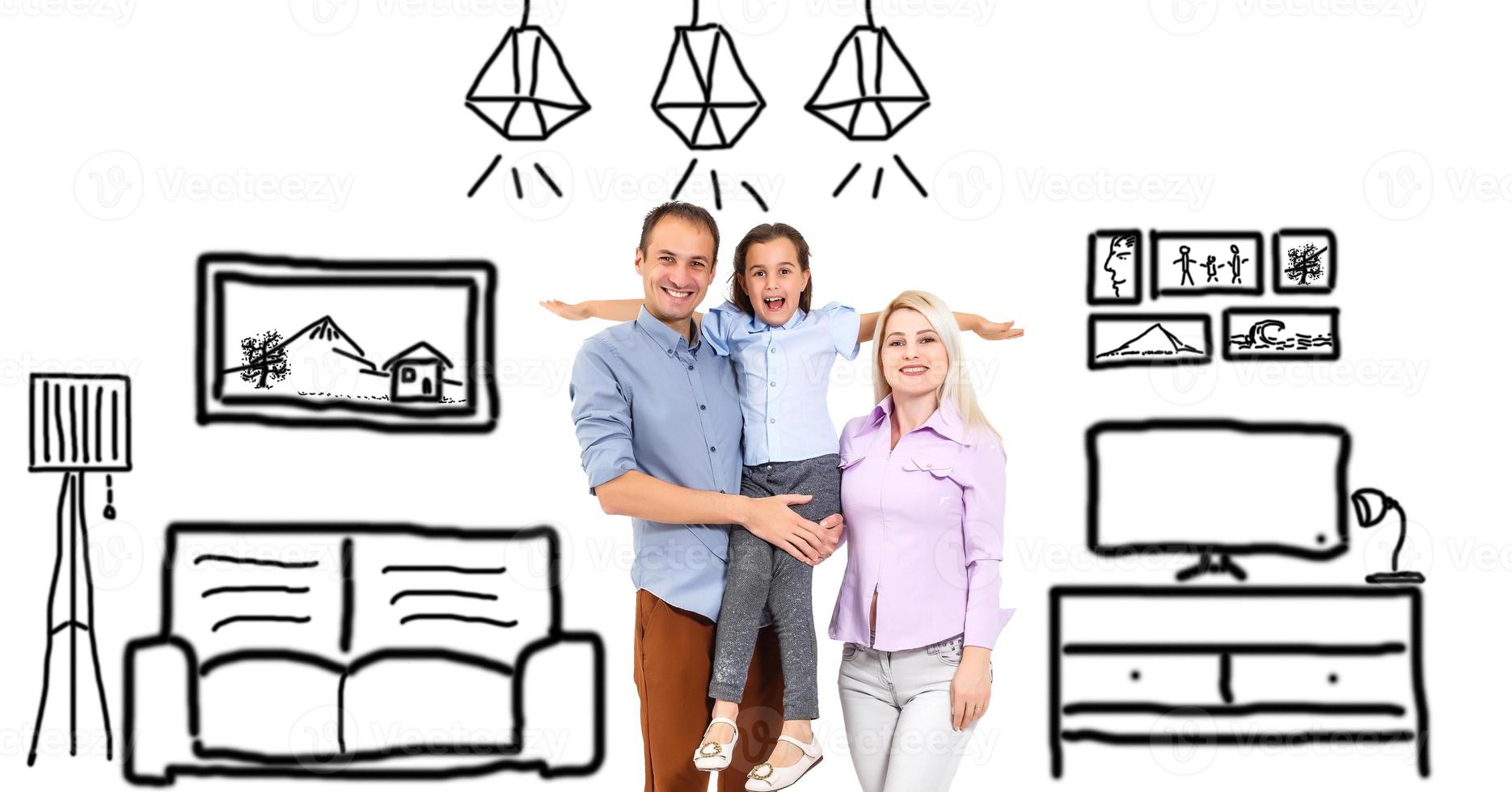 Aussicht von glücklich Familie träumend von ihr Neu Zuhause und Möblierung auf Blau Hintergrund. Familie mit skizzieren Zeichnung von ihr Zukunft eben Innere. foto
