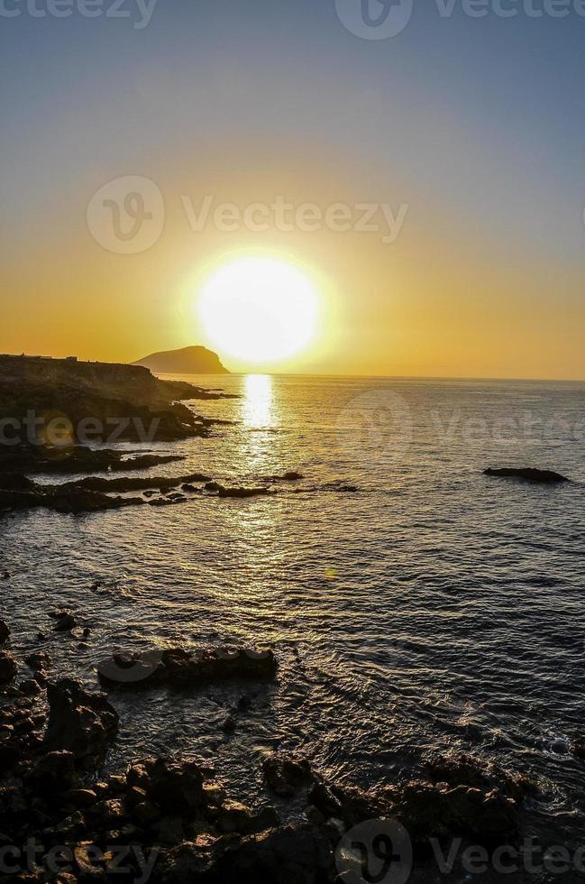 Sonnenuntergang über dem Meer foto