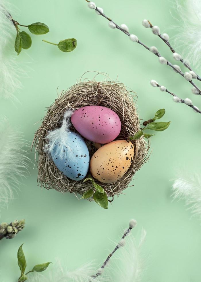 Osterhintergrund mit gemalten Eiern der Weidenkätzchen im Nest. orthodoxe Ostern, Weidenkätzchen Sonntag foto
