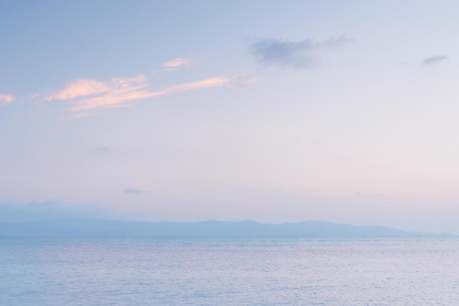 tropischer Strand mit Sonnenlicht, bunter rosa lila Hintergrund foto