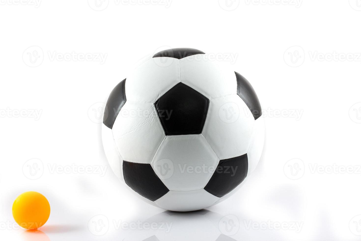Fußball und Tischtennisball lokalisiert auf einem weißen Hintergrund foto