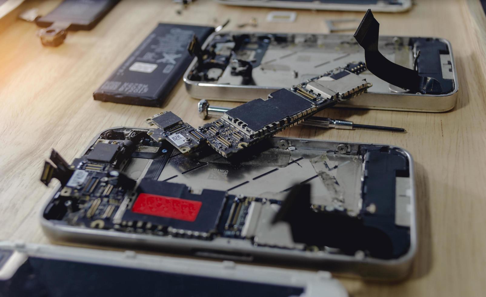 Reparatur des Smartphone-Motherboards durch einen professionellen Techniker auf einem Schreibtisch foto