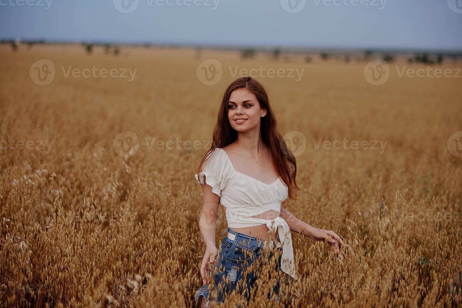 rothaarig Frau Gehen im das Feld Natur Sommer- Lebensstil foto