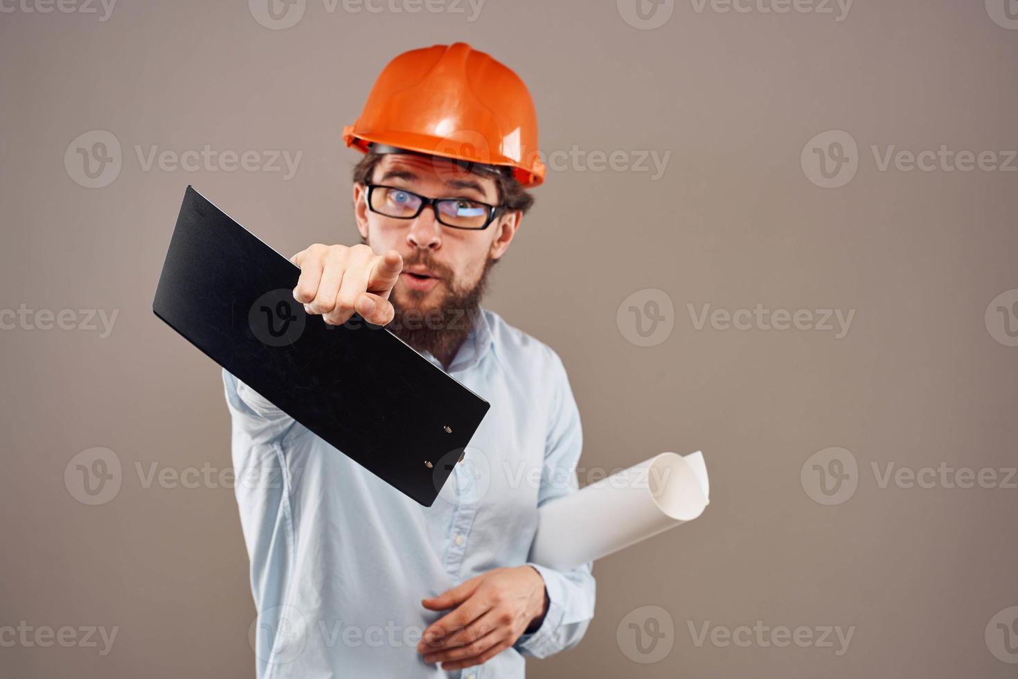 Arbeiter Mann Konstruktion bilden Unterlagen Ingenieur abgeschnitten Aussicht Beige Hintergrund foto