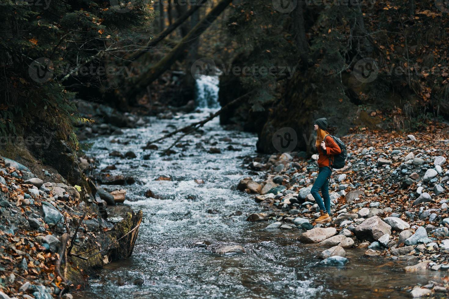 Herbst Fluss im das Berge auf Natur im das Wald und Reise Modell- Tourismus foto
