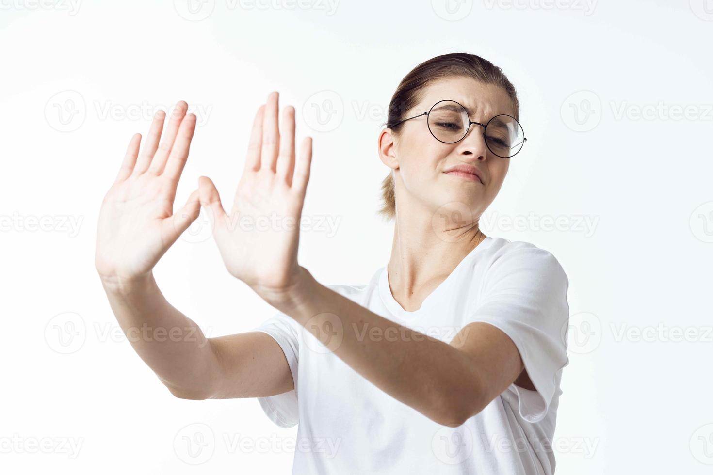 Frau im Weiß T-Shirt mit Brille mit Arm Sehvermögen Behandlung foto