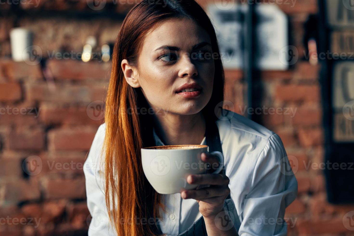 ziemlich Frau Bedienung halten Becher Backstein Mauer Restaurant foto