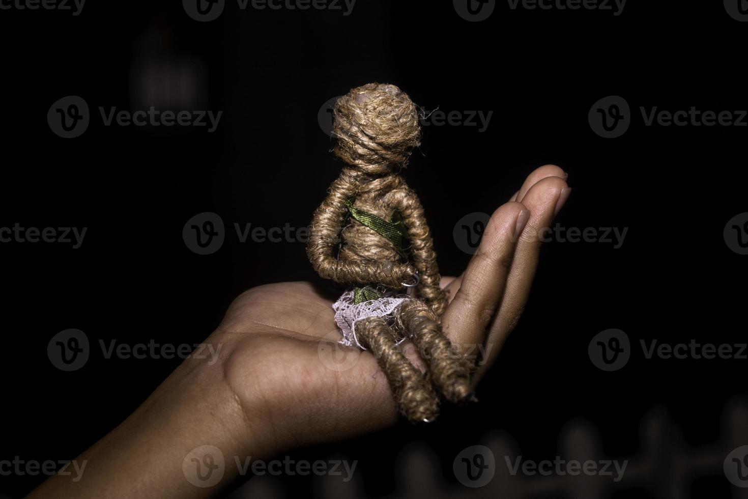weiblich Voodoo Puppe im Hand foto