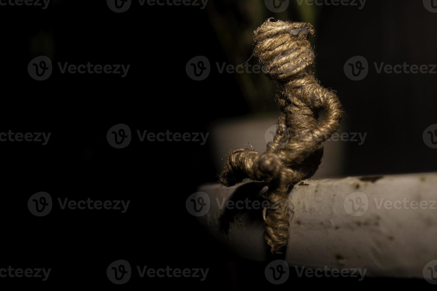 Seil Puppe Sitzung auf Stahl Tisch. Traurigkeit Foto