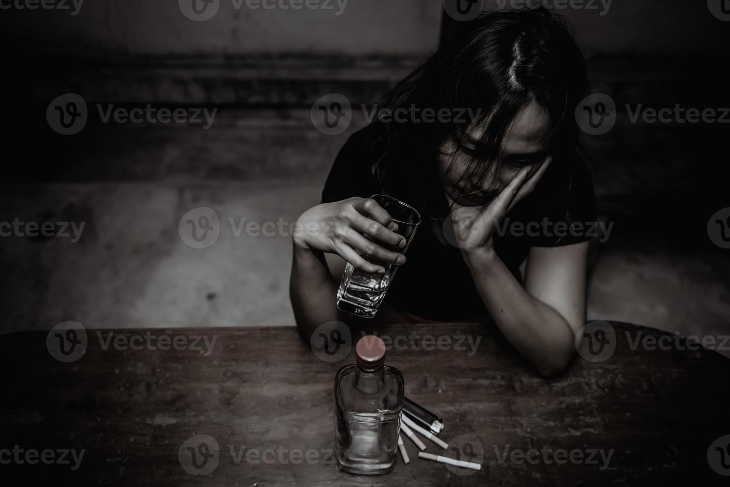 asiatisch Frau trinken Wodka allein beim Zuhause auf Nacht Zeit, Thailand Leute, Stress Frau betrunken Konzept foto