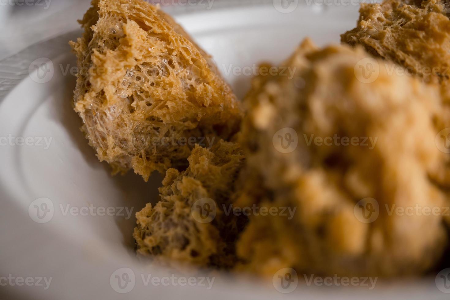 schließen oben Foto von tahu walik javanisch traditionell Essen mit golden Farbe. das Foto ist geeignet zu verwenden zum traditionell Essen Hintergrund, Poster und Essen Inhalt Medien.