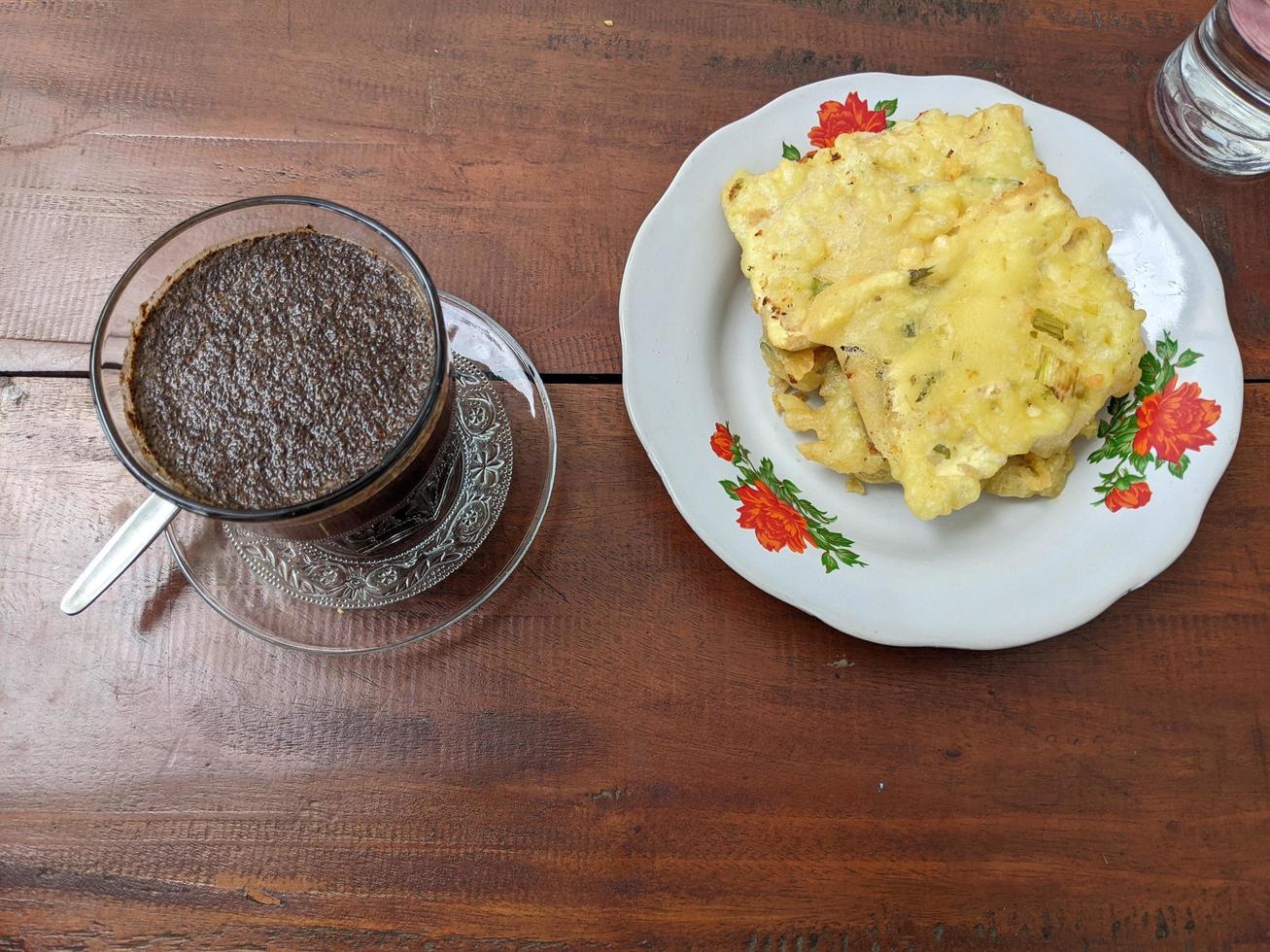 mendoan und Kaffee traditionell Küche von Indonesien, gemacht mit braten und Würze knusprig. foto