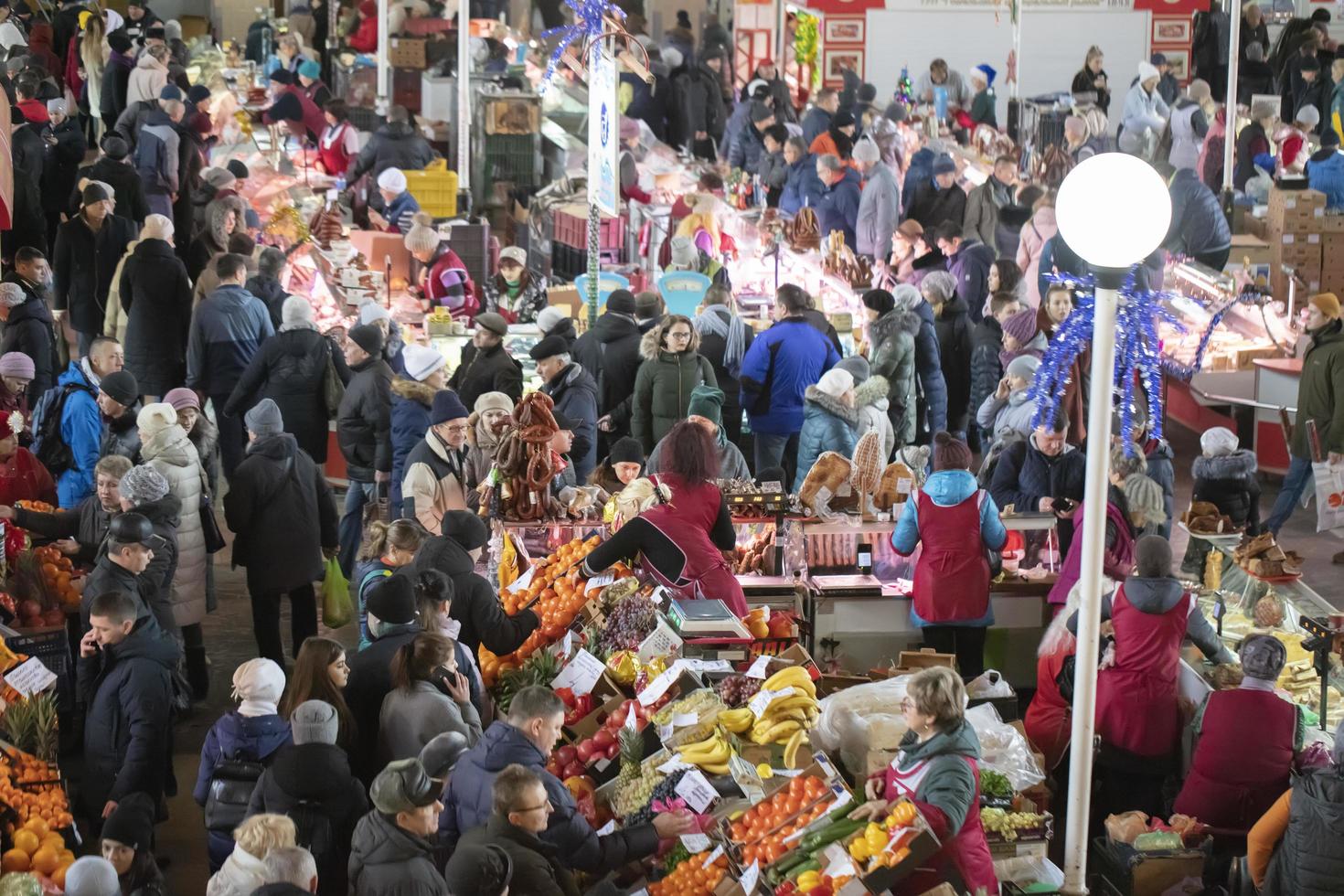 Weißrussland, das Stadt von Gomil, Dezember 29, 2019. zentral Basar. viele Menschen im das Markt foto