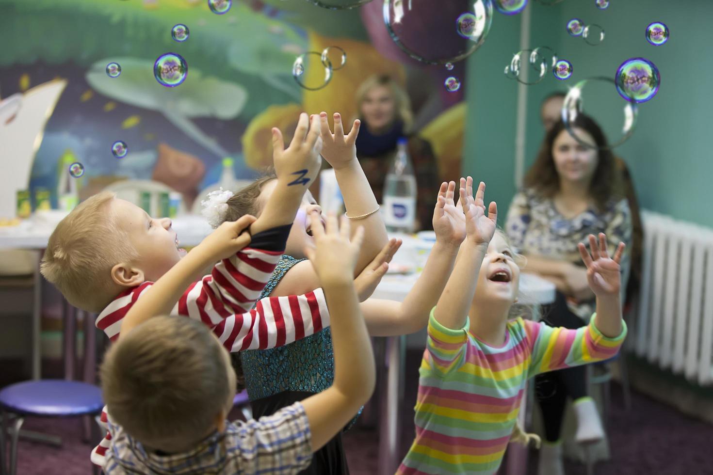Weißrussland, Gomel, November 9, 2017. Gomel Kinder- Zentrum.Kinder beim das Fest. Seife Luftblasen zeigen. Kinder- Party. zu platzen das Seife Blase foto