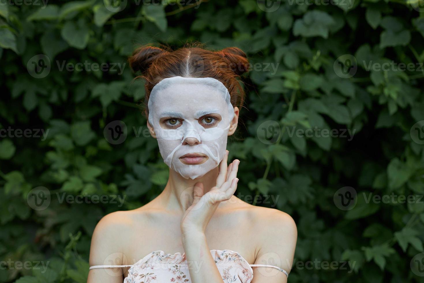 nett Mädchen kosmetisch Maske Spaghetti Gurt Hemd Modell- nackt Schultern Blätter im das Hintergrund foto